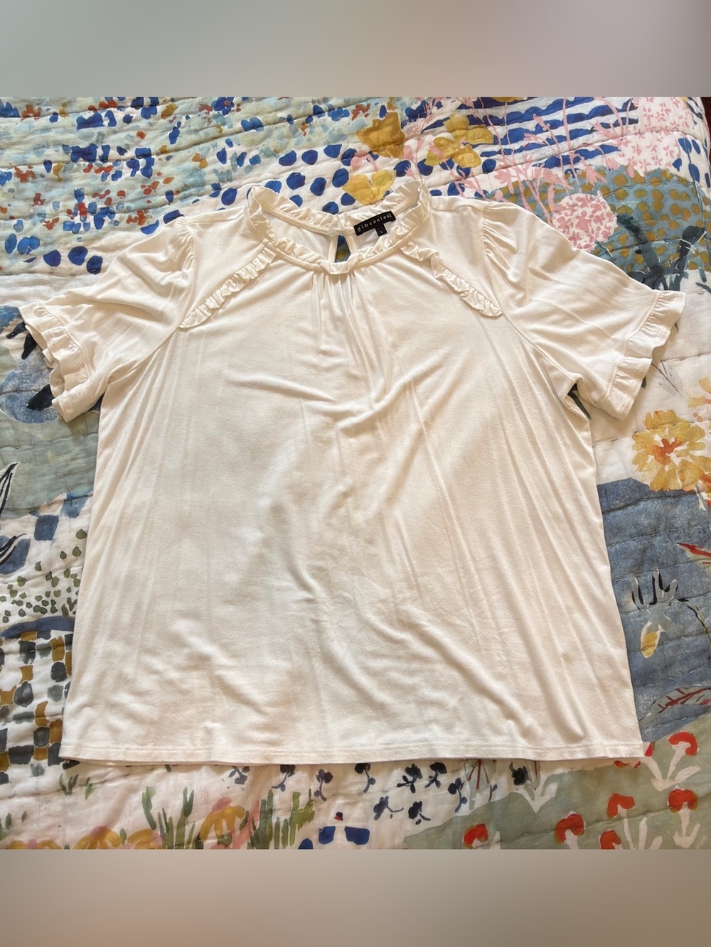 GibsonLook Cream Ruffle-Trim Short Sleeve Top | Large